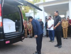 Pj. Gubernur NTT memberikan penghormatan terakhir kepada Jenazah Uskup Agung Ende, Mgr. Vincentius Sensi Potokota
