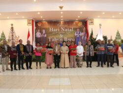 Pj Gubernur NTT Ayodhia Kalake Berbagi Kasih di Moment Natal Kepada Masyarakat Kurang Mampu