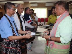 Penjabat walikota Kupang serahkan DPA-SKPD TA 2024