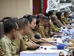 Pj. Gubernur NTT Menyerahkan DPA SKPD Tahun 2024