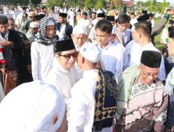 Pj. Gubernur NTT, Ayodhia Kalake Melaksanakan Sholat Idul Fitri 1 Syawal 1445 H/2024 M di Alun-alun Rujab Gubernur NTT