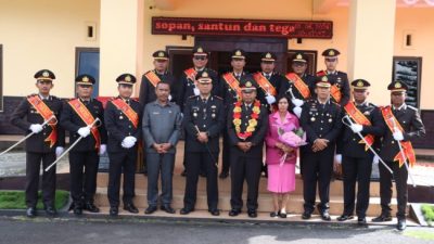 Polres Ngada Wisuda Purnawira/Purnabhakti Personil Terbaiknya AKP Haji M. Lauda