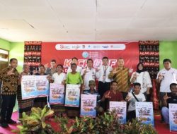 Penyerahan Kredit Merdeka kepada Petani Rumput Laut di Sumba Timur
