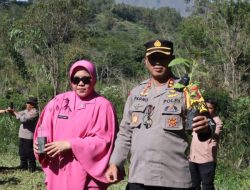 Kapolres Ngada Bersama Ketua Bhayangkari Cabang Ngada, Laksanakan Bakti Sosial Penghijauan Penanaman Pohon
