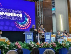 Bobby Lianto menunjukkan komitmennya mempromosikan NTT dalam World Convention FGBMFI di Honduras