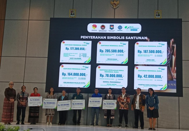 PJ Gubernur bersama Ketua DPRD NTT serahkan santunan JKK dan JKM kepada 6 ahli waris peserta BPJS Ketenagakerjaan 3 IMG 20240725 WA0034
