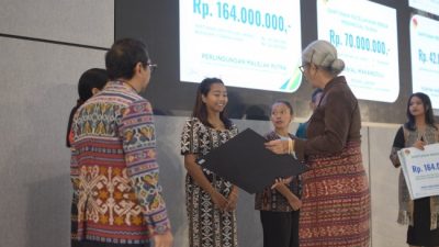 PJ Gubernur bersama Ketua DPRD NTT serahkan santunan JKK dan JKM kepada 6 ahli waris peserta BPJS Ketenagakerjaan