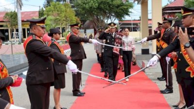 Upacara Tradisi Pedang Pora di Polres Kupang: Penghormatan kepada Wakapolres Kompol Yulianus Lau