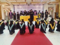 STTII Kupang Wisuda 21 Lulusan Angkatan XII, Denny Masneno: “Jangan Ragu, Aku Bersamamu”