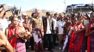 Pj. Gubernur NTT Dampingi Menteri ATR/BPN RI Serahkan Serifikat TORA untuk Warga Eks Timor Timur