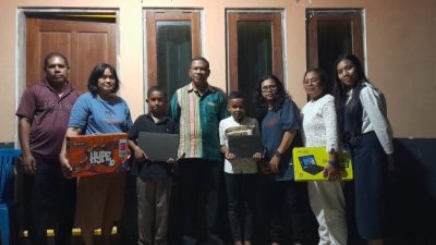 Kepala Dinas Pendidikan Kabupaten Kupang Serahkan Bantuan Laptop kepada Dua Orang Siswa Berprestasi