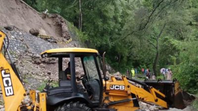 Bpjn NTT Kerahkan Alat Berat bersihkan Material Longsor yang menutupi  Jalan Trans Timor