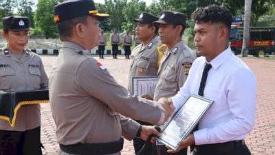 Kapolres Kupang Berikan Penghargaan kepada Empat Personil atas Dedikasi Luar Biasa