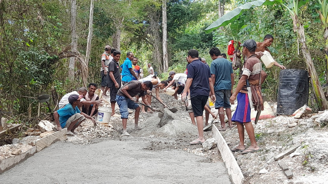 Kembali ke Akar: Dua Hari Marthen Natonis Bangun Jalan di Kampung Halaman 2 20250720 141050