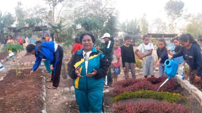 SD Inpres Nunumeu Rayakan HUT ke-103 Kota Soe dengan Rawat Kebun Sains