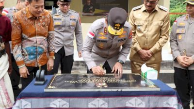 Kapolda NTT memberikan Apresiasi kepada Direktur PT. Bumi Indah yang telah membantu pembangunan Pos Pol Umbu Ratu Nggay Barat