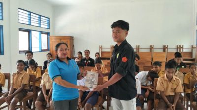 Mahasiswa MBKM Unwira Kupang Launching Program Peningkatan Budaya Literasi di SMPN 7 Amarasi, Donasikan Buku Bacaan untuk Para Pelajar
