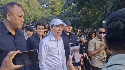 Kunjungi Pantai Oesina, Jokowi Soroti Potensi Besar Rumput Laut NTT