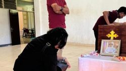 Di Tengah Duka Gempa, PDI Perjuangan Sikka Hadir Beri Penguatan bagi Keluarga Frater Leo