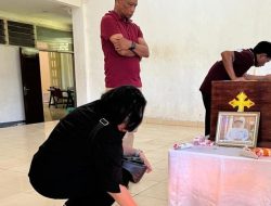 Di Tengah Duka Gempa, PDI Perjuangan Sikka Hadir Beri Penguatan bagi Keluarga Frater Leo
