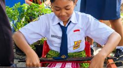 Dari Mengamati Mama Sejak SD, Kety Tekun Menenun di SMP Negeri Kie